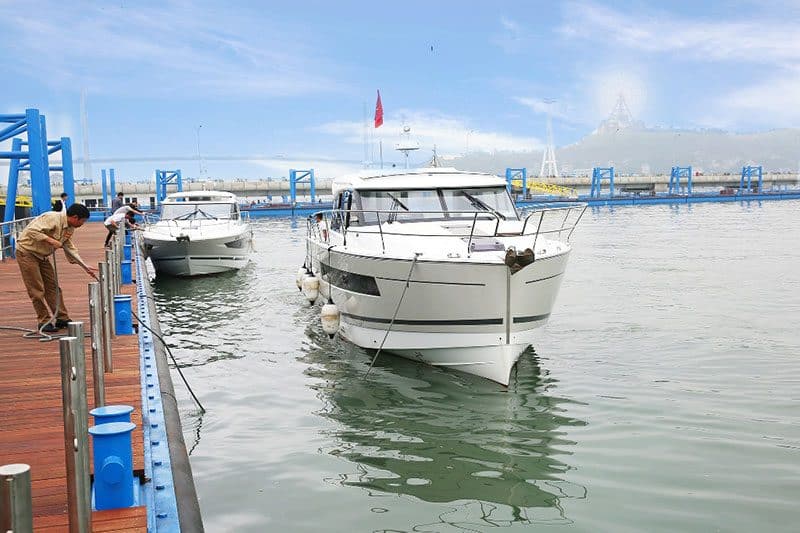Tàu du lịch hoàn toàn yên tâm khi neo đậu qua đêm với hệ thống bến nổi an toàn Tàu du lịch hoàn toàn yên tâm khi neo đậu qua đêm với hệ thống bến nổi an toàn