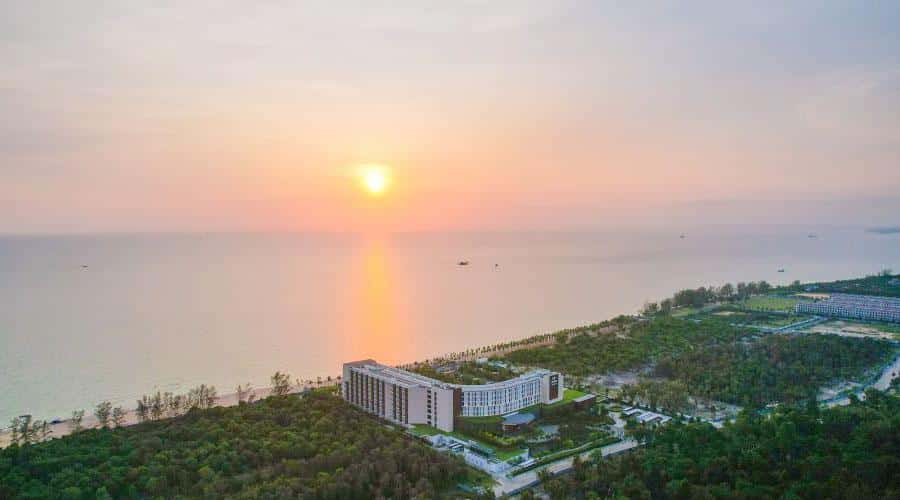 Ngắm hoàng hôn rực rỡ và thưởng thức không gian “chill” bên Bãi Dài