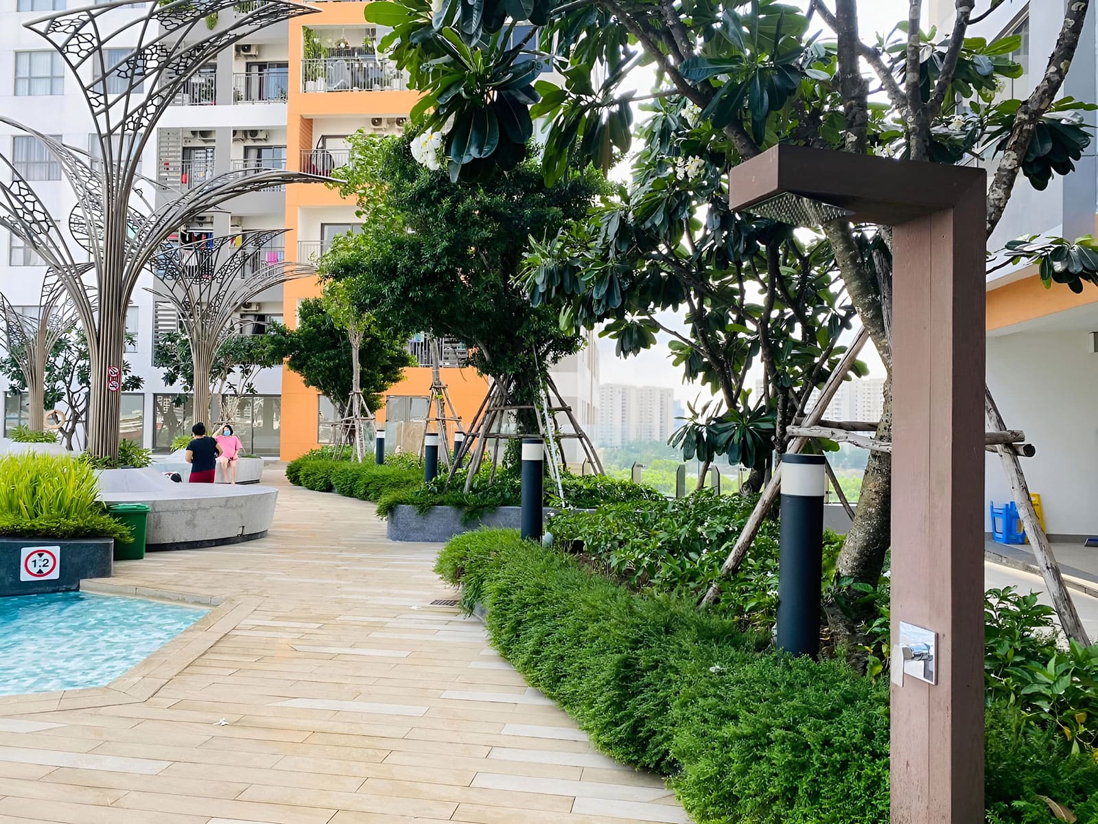 Hình ảnh thực tế khuôn viên nội khu tại dự án The Sun Avenue trên đường Mai Chí Thọ.