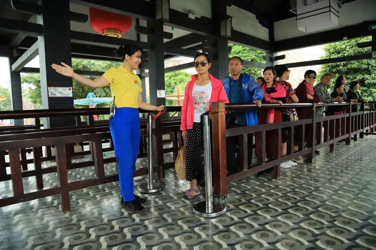 Nhân viên chào đón du khách tới trải nghiệm dịch vụ tại Sun World Ha Long.