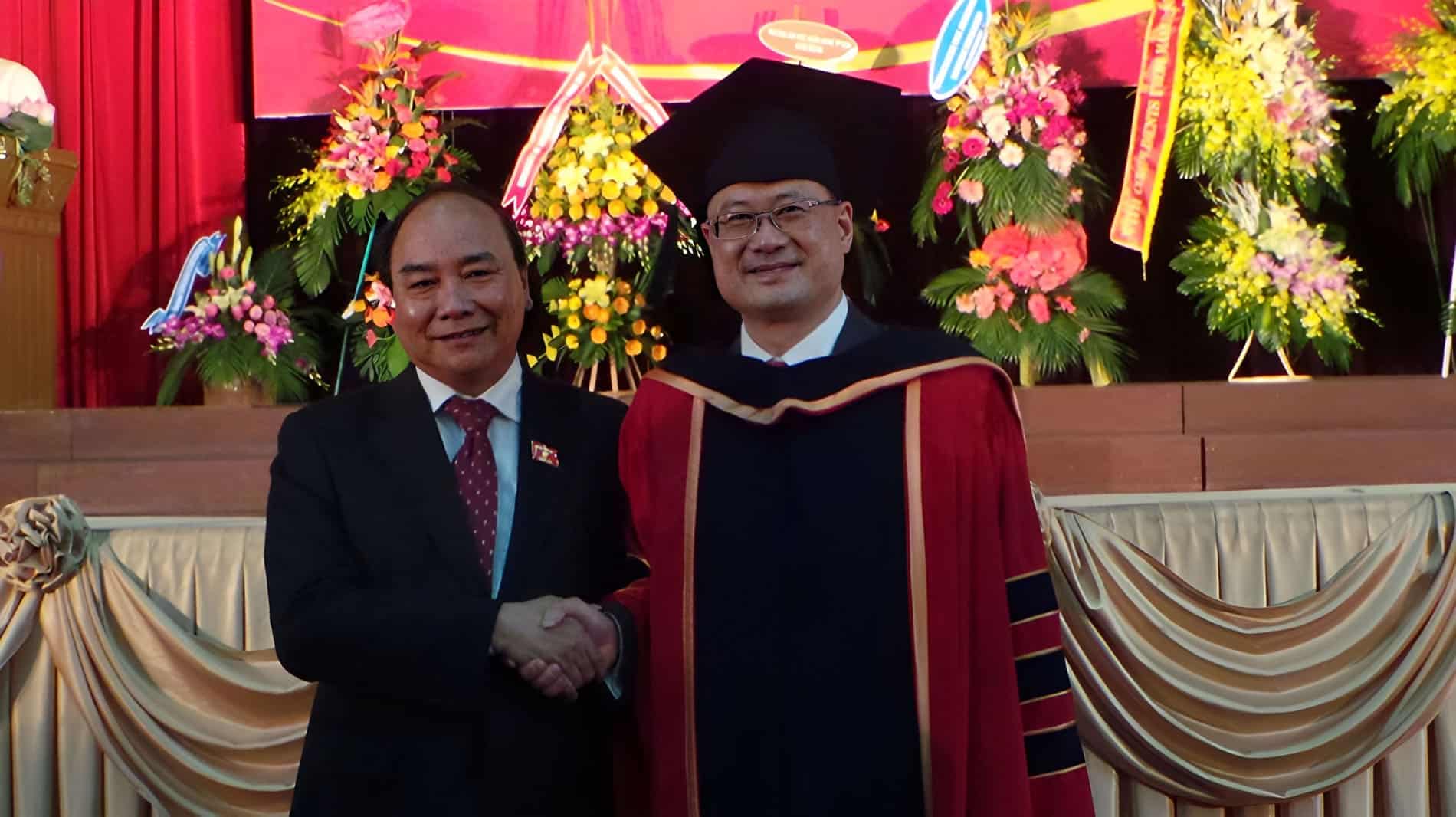 Tiến sĩ Jonathan Choi vinh dự nhận Bằng Tiến sĩ Danh dự do Đại học Quốc gia Hà Nội trao tặng.