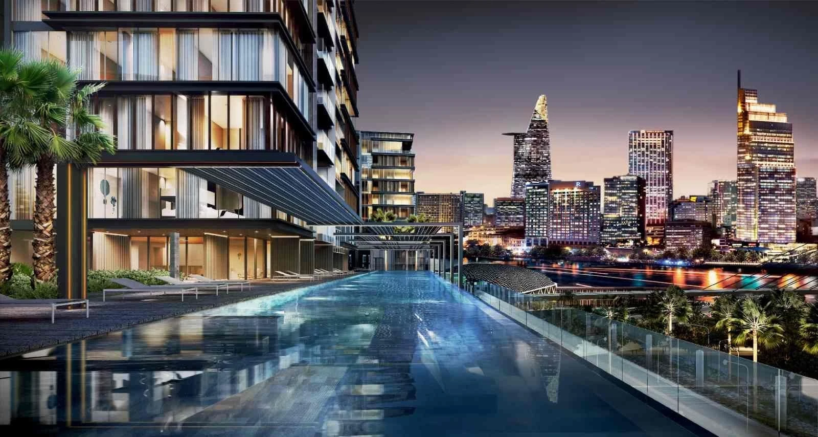 Hồ bơi vô cực dài 50m tại The Galleria Residence với tầm nhìn về đêm hướng sang tòa nhà Bitexco Quận 1