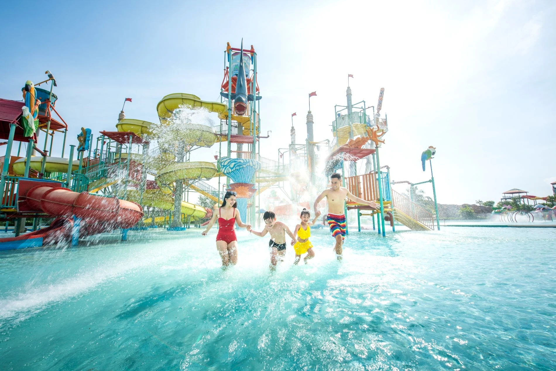 Cảnh gia đình đùa giỡn dưới nước tại tổ hợp giải trí phân khu Vịnh Tiên Cần Giờ