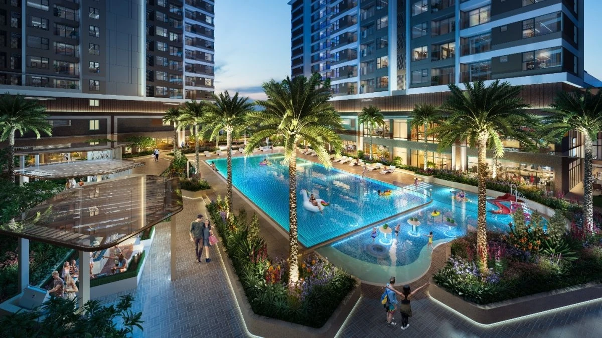 Không gian hồ bơi trung tâm Akari City rực rỡ dưới ánh đèn vào buổi tối.