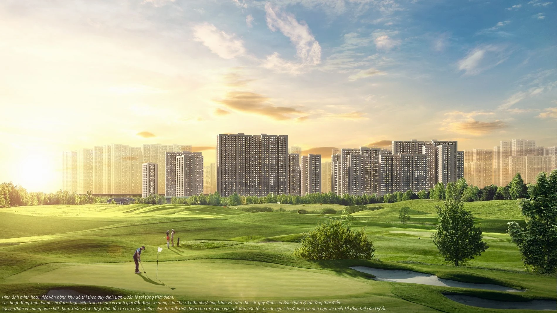 Cư dân chơi golf trên thảm cỏ xanh mướt với bối cảnh các tòa nhà cao tầng phía xa