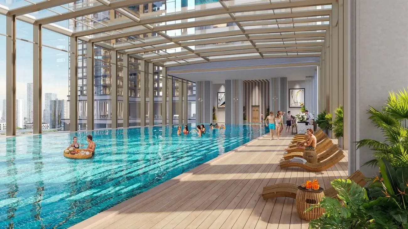 Bể bơi mái kính cao cấp tại Sun Feliza Suites, mang lại trải nghiệm thư giãn và tiện nghi cho cư dân. Ảnh: Sun Property