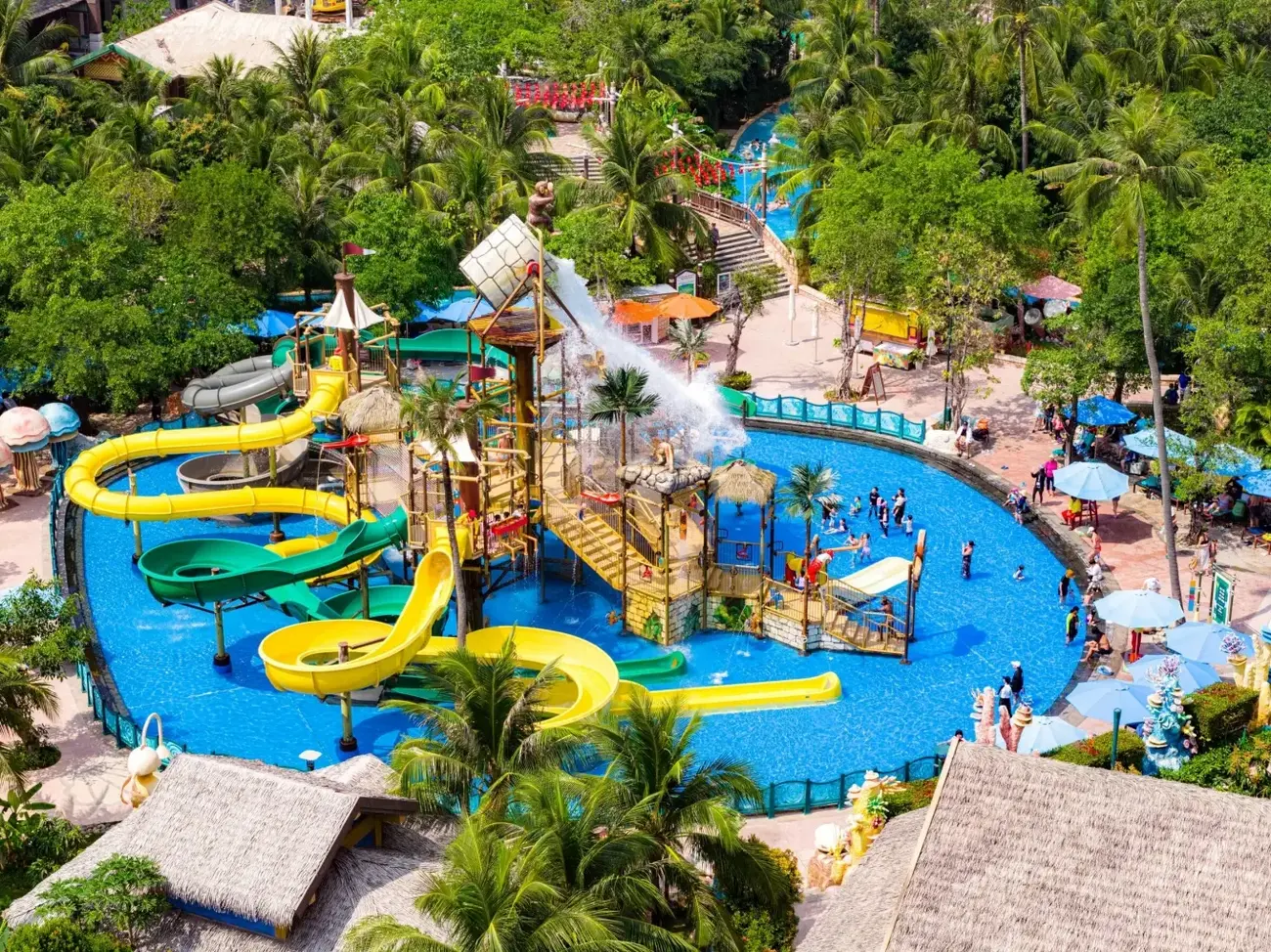 Công viên nước Aquatopia Water Park, một điểm đến hấp dẫn gần khu phố Santo Port. Ảnh: Sun Group