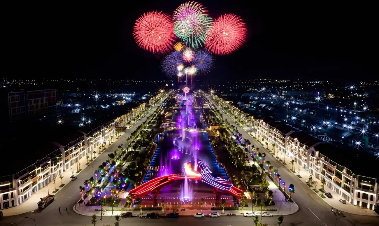 Đại lộ hoa Flora Avenue rực rỡ trong đêm với pháo hoa lung linh, tạo điểm nhấn cho Sun Urban City.