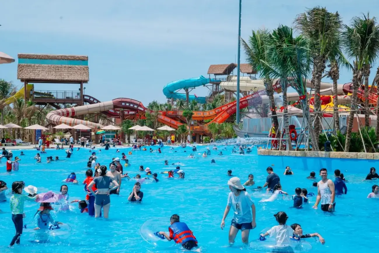 Du khách vui chơi tại công viên nước Sun World Vũng Tàu – Aqua Adventure. Ảnh: Ánh Dương