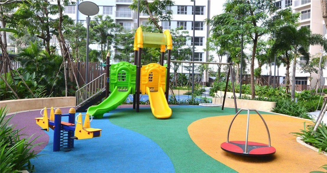 Sân chơi trẻ em ngoài trời với cầu trượt và thảm cao su an toàn tại Palm Heights.