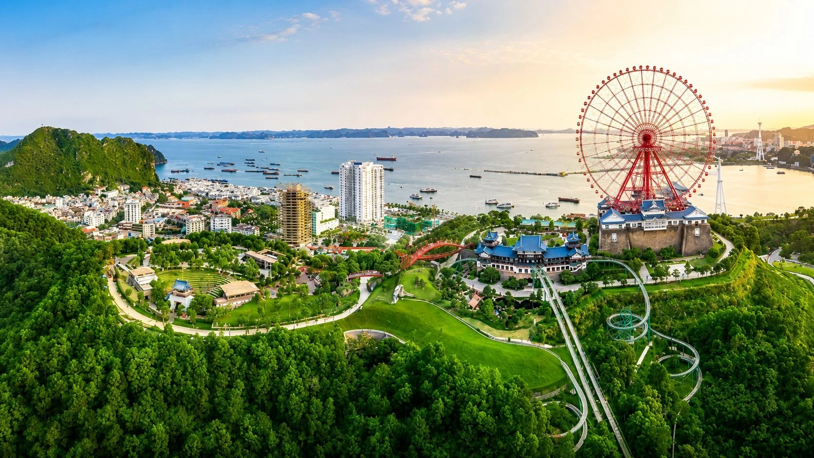 Toàn cảnh công viên Sun World Ha Long Complex nhìn từ trên cao với vòng quay mặt trời