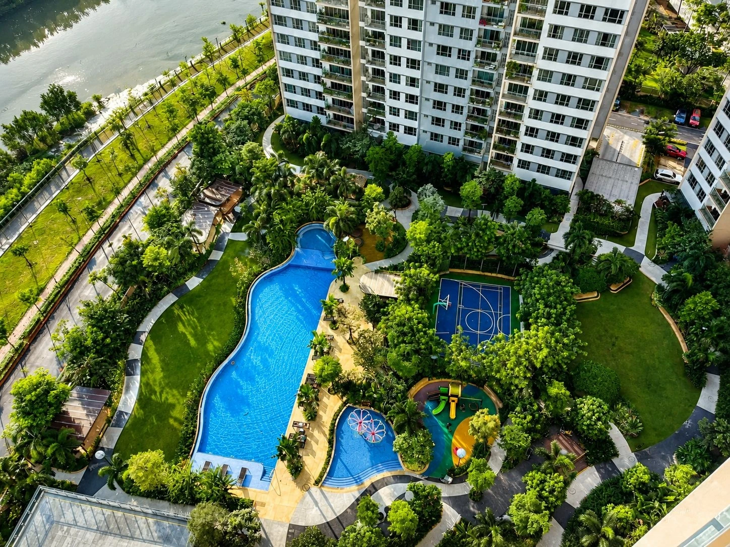 Toàn cảnh khu vực hồ bơi rộng lớn nằm liền kề sân chơi trẻ em nhiều màu sắc tại Palm Heights.