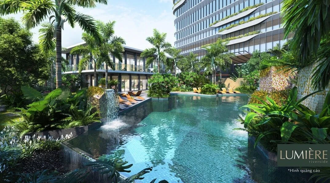 Tiểu cảnh thác nước nhân tạo chảy xuống hồ bơi tại Lumière Riverside
