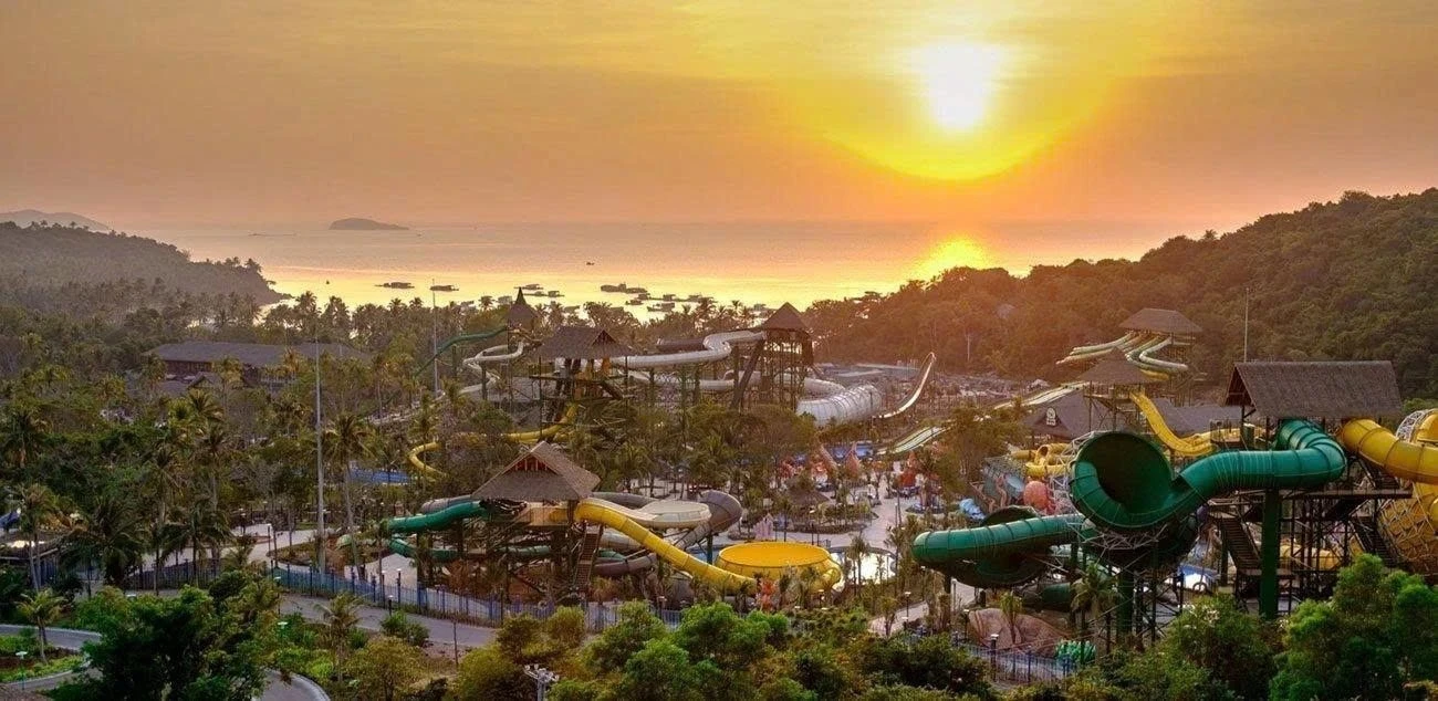 Toàn cảnh hệ thống ống trượt và bể bơi tại công viên nước Aquatopia