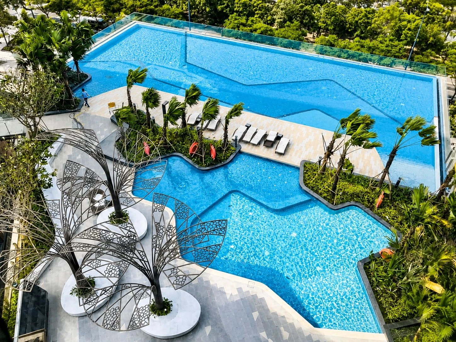 Góc nhìn trên cao xuống cụm hồ bơi tràn bờ tại dự án The Sun Avenue