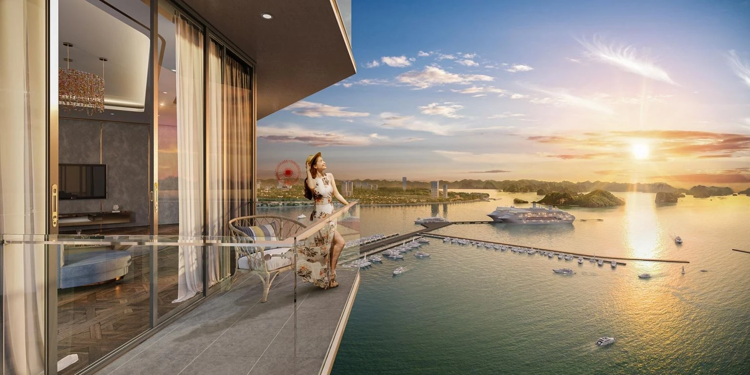 Cư dân ngắm nhìn tàu khách quốc tế cập bến từ ban công căn hộ Sun Marina Town