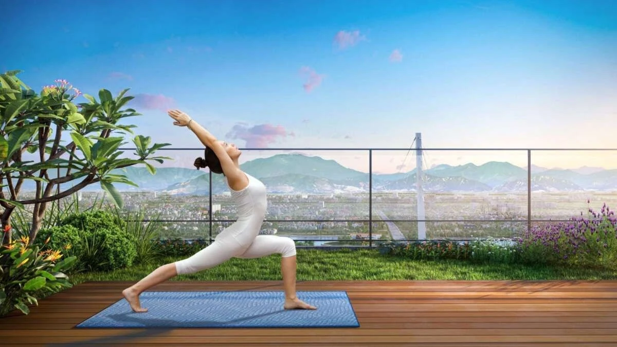 Khu vực tập yoga ngoài trời đón ánh sáng tự nhiên tại Sun Cosmo Residence