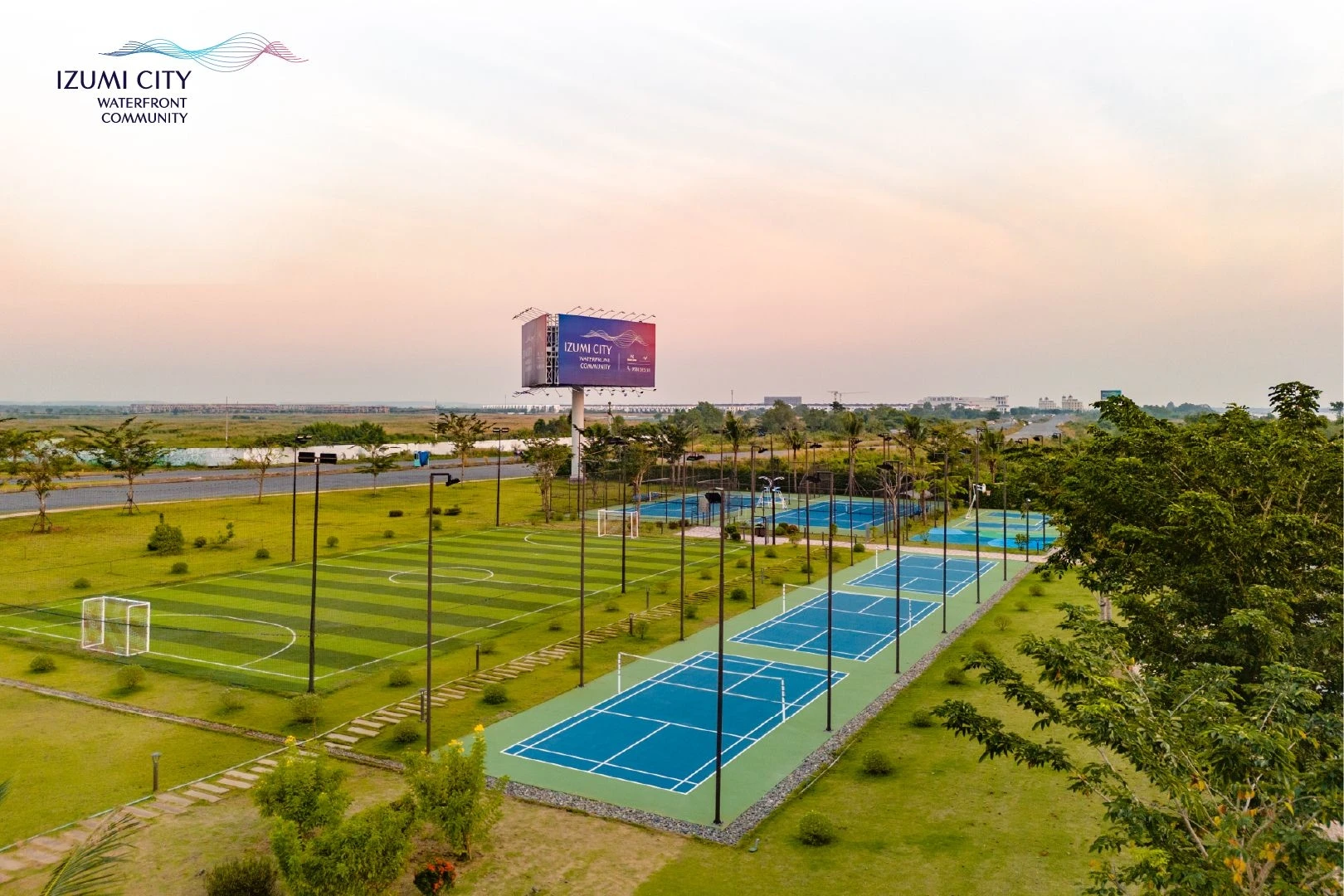 Cụm sân tennis và sân bóng đá cỏ nhân tạo tại Izumi City