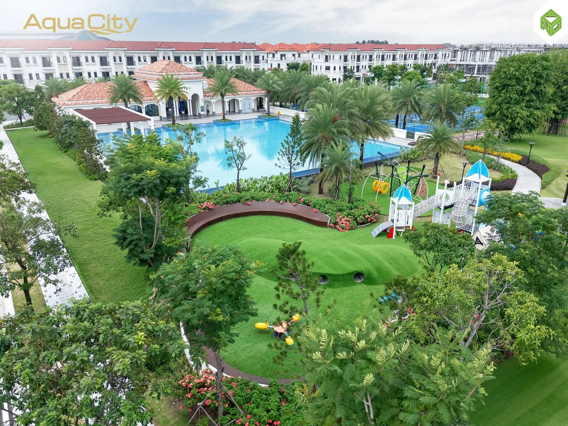 Không gian vui chơi an toàn cho trẻ em nằm cạnh hồ bơi lớn