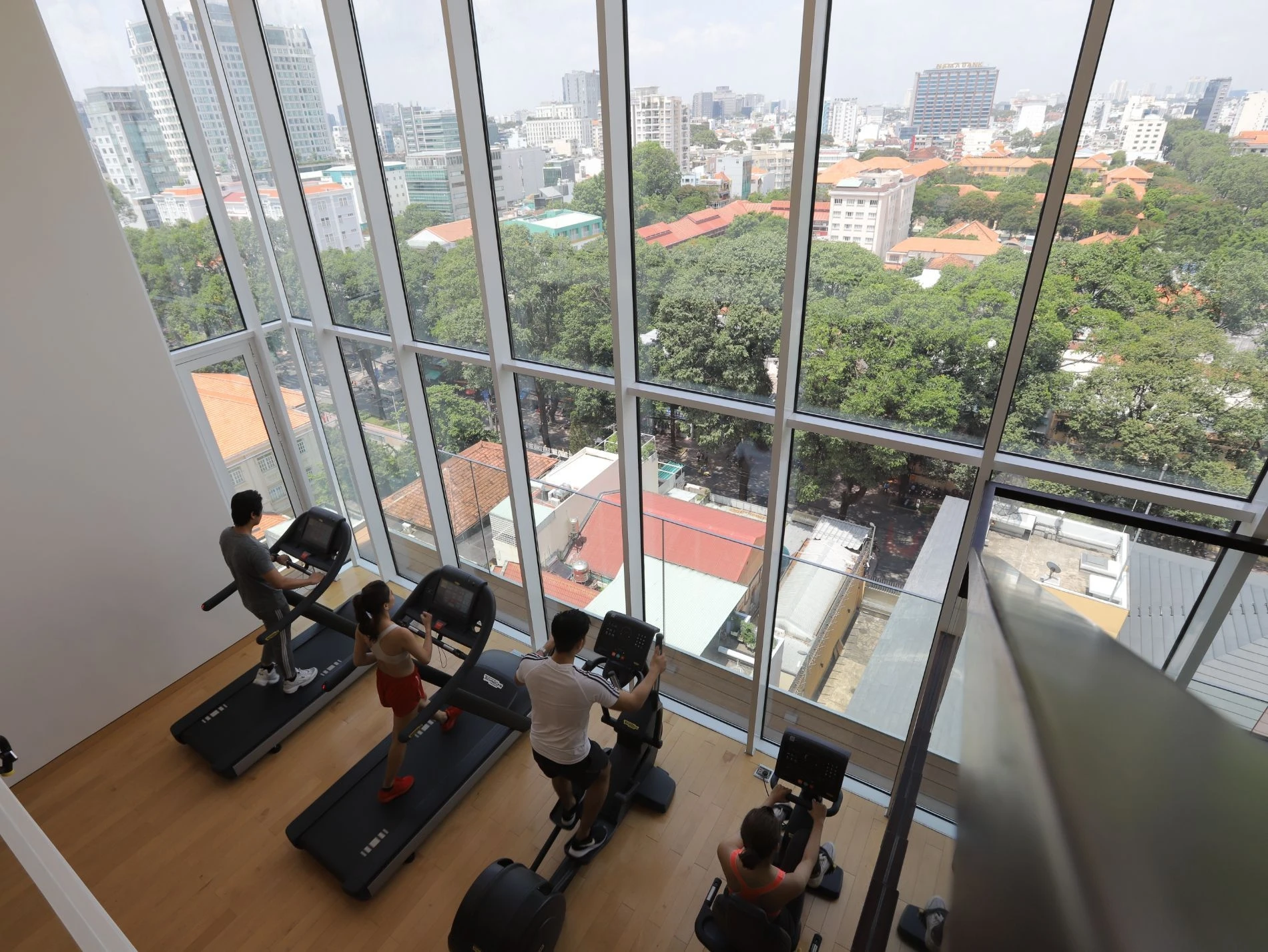 Phòng tập gym bọc kính với trang thiết bị hiện đại tại Serenity Sky Villas.