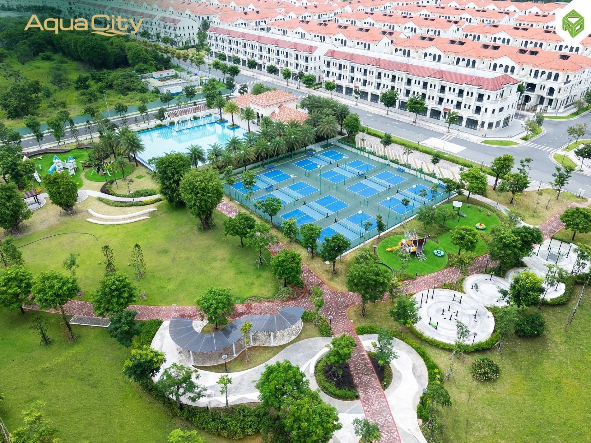 Góc nhìn từ trên cao cụm sân tennis và công viên cây xanh rộng lớn