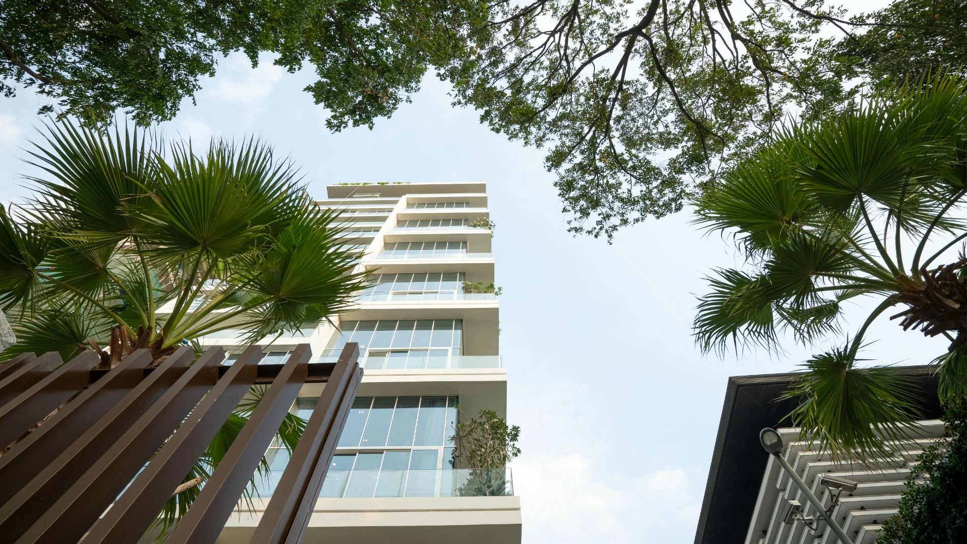 Kiến trúc mặt ngoài tòa nhà Serenity Sky Villas nhìn từ dưới lên.