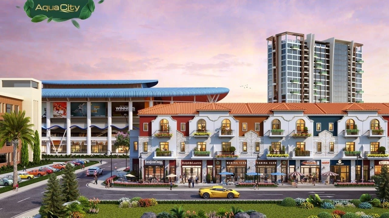 Hoạt động kinh doanh nhộn nhịp tại các cửa hàng shophouse tầng trệt.