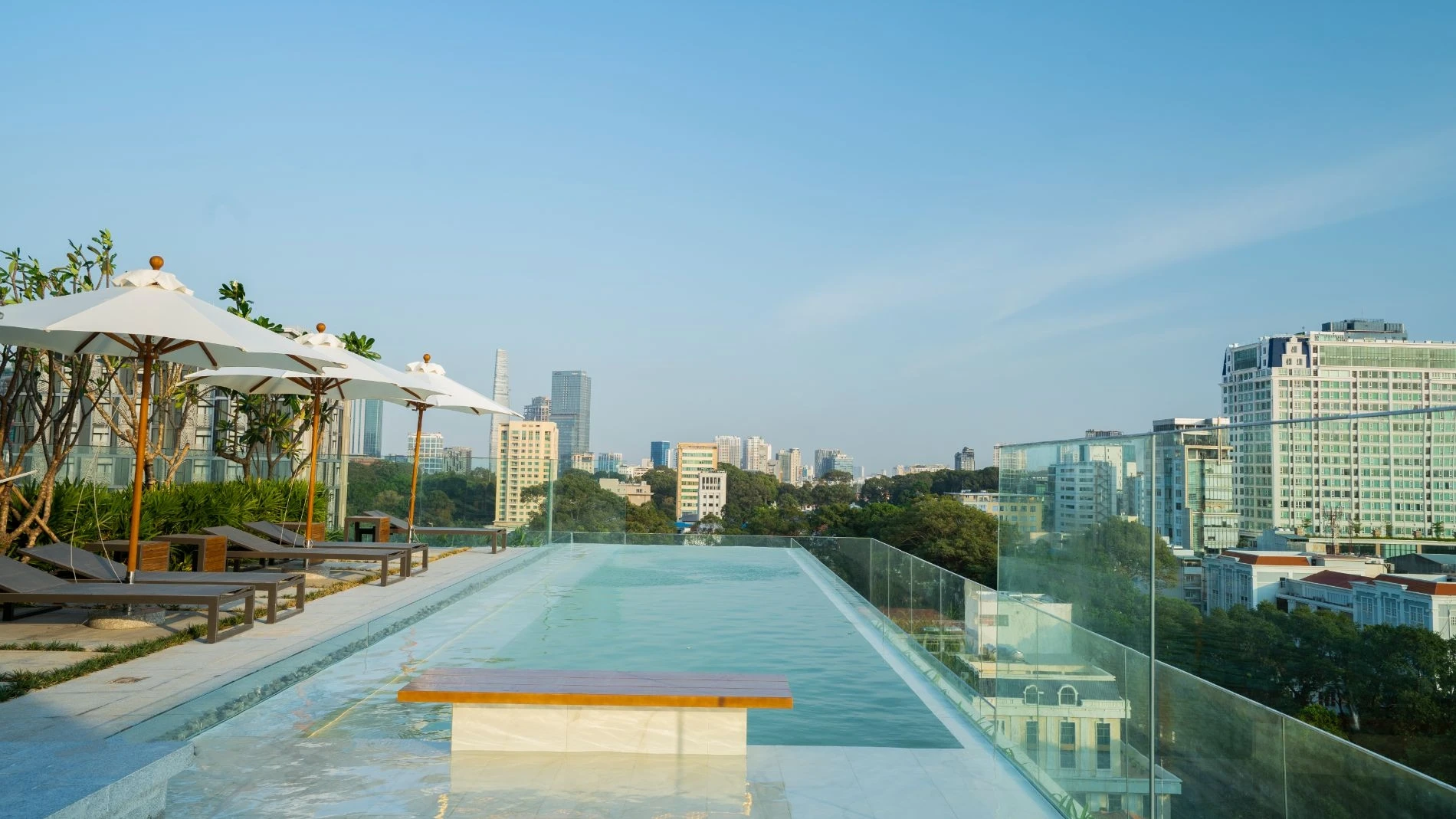 Tầm nhìn 360 độ từ hồ bơi vô cực Serenity Sky Villas.