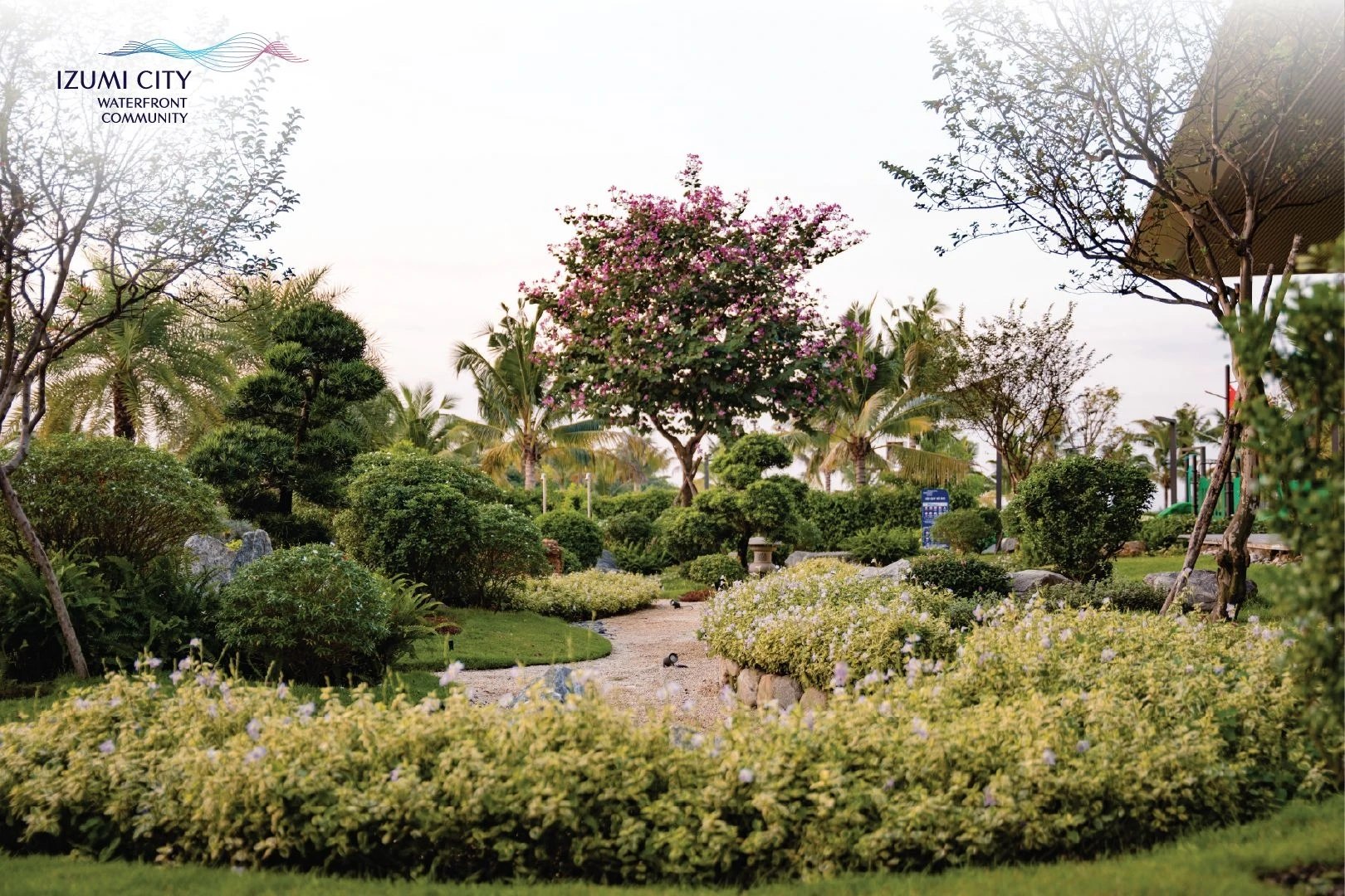 Cảnh quan vườn Zen với cây bonsai, sỏi trắng và hoa tươi